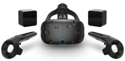 HTC Vive mit Controllern (Bild: HTC)